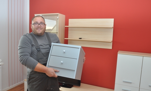 Patrick Schmidt vom Regiebetrieb der WoBau räumt das Wohnzimmer der ehemaligen Ferienwohnung aus. Foto: WoBau