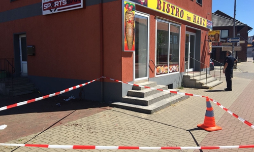 Die Blutspuren sind außerhalb des Geschäftes deutlich sichtbar. Fotos/Video: aktuell24(kr)