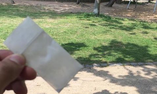 Auf einem Spielplatz soll ein Vater ein Päckchen mit weißem Pulver gefunden haben. Die Polizei hat davon keine Kenntnis. Foto: Privat