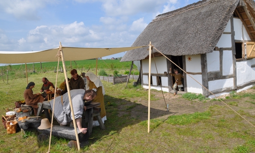  In originalgetreuer mittelalterlicher Gewandung beleben Living-history-Darsteller das Gelände. Foto: Veranstalter