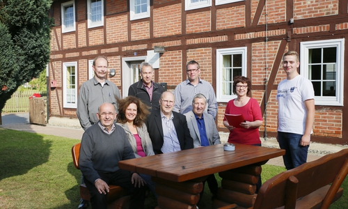 Bürgersprechstunde: die SPD-Kandidaten vor dem Crammer Gemeindehaus: (stehend von links) Thomas Weide, Dietmar Wessel, Andreas Niebuhr, die Crammer Bürgermeisterin Petra Johns, Jan-Phillipp Preißner, sowie (sitzend) Bruno Polzin, Susanne Fahlbusch, Joachim Homes und Oliver Ganzauer. Foto: SPD Oderwald