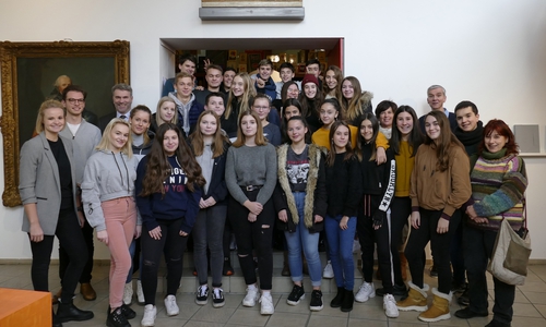 Erster Kreisrat Henning Heiß empfing 14 Schüler des 10. Jahrganges und ihre Lehrkräfte des Instituto de Elorrio aus Spanien im Kreismuseum Peine. Foto: Landkreis Peine 
