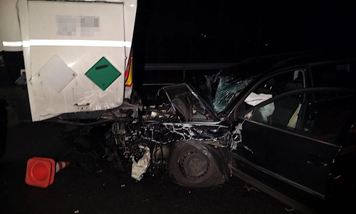 Der Passat kam unter dem mit Stickstoff beladenen LKW zum Stehen. Fotos und Video: aktuell24/Kr