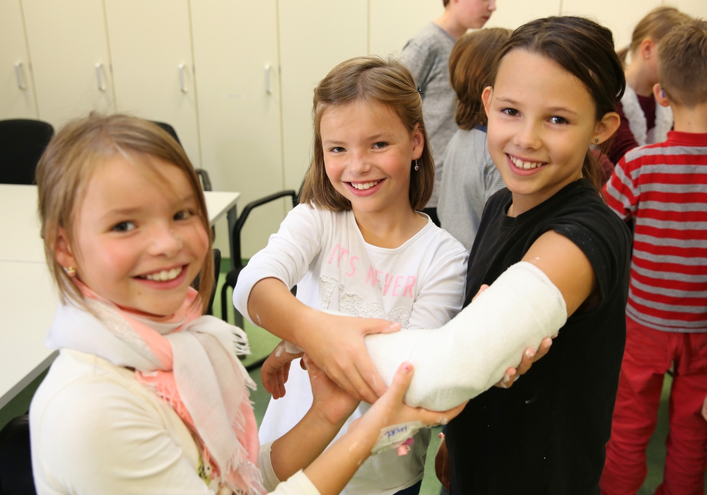 Die Kinder können sich beim 1. Junior-Tag unter anderem in einem Gipskurs ausprobieren. Foto: Helios Klinik Wittingen