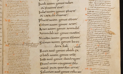 Das Bild zeigt in der mittleren Spalte den Beginn des Matthäus-Evangeliums. In den Seitenspalten sind die lateinischen Glossen, Erklärungen zu verschiedenen Textstellen, zu sehen, die Otfrid von Weißenburg zur Auslegung der jeweiligen Versen eigenhändig schrieb. (Foto: HAB)
