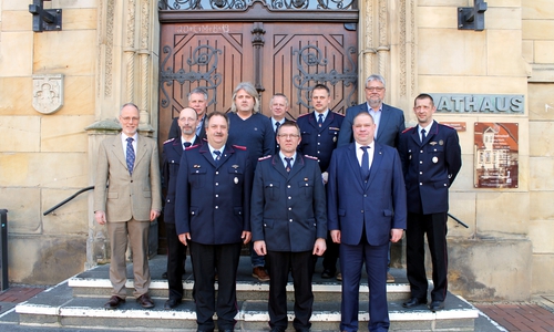 Vorne von links: Carsten Kirschke, Torsten Volkmar, Bürgermeister Wittich Schobert, dahinter von links: Erster Stadtrat Henning Konrad Otto, Mike Cohn, Frank Kemmer, Peter Altrock, Karsten Dierking, Mark Wesemann, Dirk Zogbaum und Niels Nowak. Foto: Stadt Helmstedt/Martina Hartmann