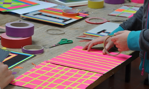 Original oder Kopie? - die 5B der Neuen Schule erstellen Spielkartenpaare für ein Riesenmemory. Foto: Kreativwerkstätten, 2017