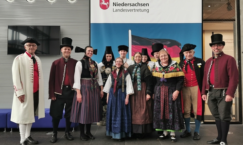 Die jeweiligen Landesvertreter präsentierten sich in vielfältigen, bunten und abswechslungsreichen Trachten.