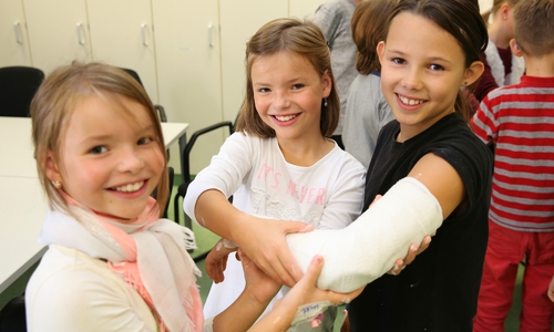Die Kinder können sich beim 1. Junior-Tag unter anderem in einem Gipskurs ausprobieren. Foto: Helios Klinik Wittingen
