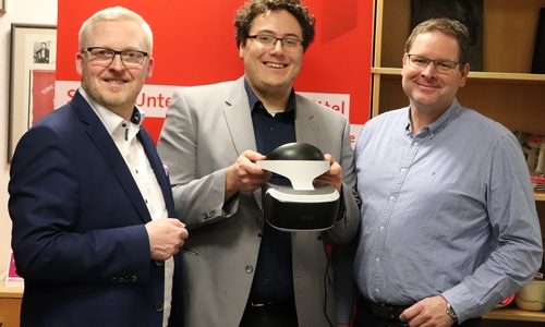 SPD Fraktionsvorsitzende Falk Hensel und Marcus Bosse neben Kreistagsmitglied Lennie Meyn mit VR-Brille. Foto: SPD