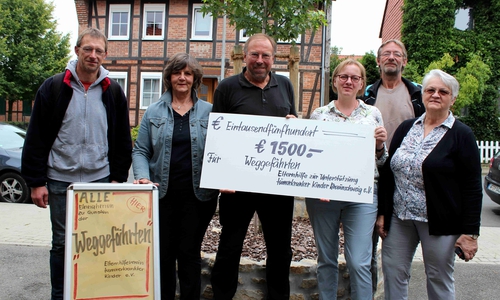 Während der symbolischen Übergabe mit zwei Winnigstedter Flohmarkt - Kunden von links: Stefan Kähne, Wanda Berkemeyer, Ulrich Ruess, Iris Heinze, Wolfgang Geffe, Erika Mackewitz. Foto: Bernd-Uwe Meyer