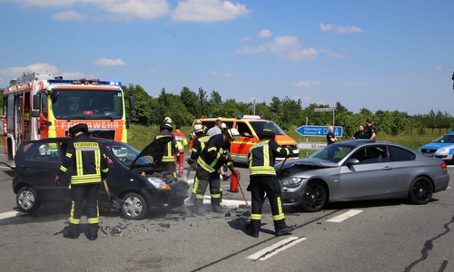 An der Kreuzung Heerstraße/Theodor-Heuss-Straße kam es zu einem frontalen Zusammenstoß zweier Autos. Foto: Rudolf Karliczek