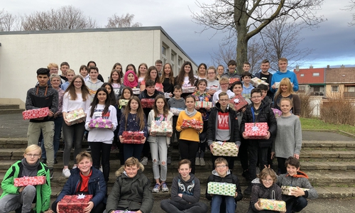 Die Schüler der Adolf-Grimme-Gesamtschule packten und verteilten Weihnachtsgeschenke für Senioren.

Foto: AGG