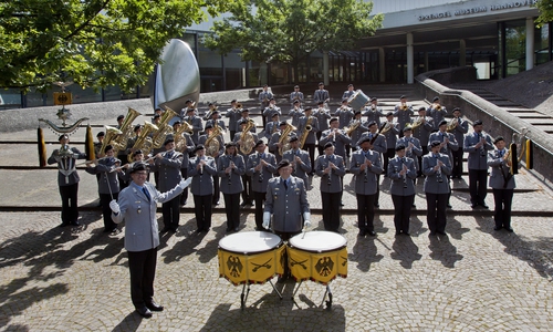Das Heeresmusikkorps Hannover vor dem Spengelmuseum. Foto: Heeresmusikkorps Hannover