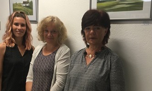 Im Schöppenstedter Rathaus werden die Bilder von Christine Künne ausgestellt. Foto: Himbert 