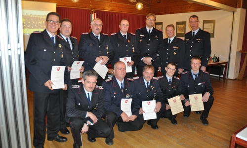 Geehrte und Beförderte. Von links: Klaus Hanitzsch, Uwe Lagosky, Jürgen Schröter, Helge Vahldiek, Marcus Goldmann, Günter Richtsteig und Marcus Peter. Kniend von links: Achim Schröter, Uwe Hunsicker, Stefan Ullmer, Florian Pfeuffer und Pascal Schulze. Foto: Privat