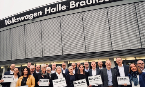 Betriebsversammlung der VW Finanzdienstleister, des Betriebsrats, des Vorstands und der Geschäftsführungen. Alle setzen ein gemeinsames Zeichen für Respekt und Toleranz. 
Foto: VW Financial Services