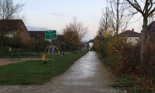 Ob und wann der Gehweg am Spielplatz Josef-Müller-Straße, Dietrich-Bonhoeffer-Straße asphaltiert wird, steht nicht genau fest. Foto: privat