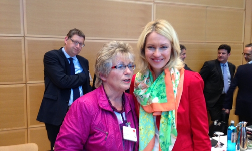 Manuela Schwesig,  Bundesministerin für Familien, Senioren, Frauen und Jugend, stellvertretende  SPD Bundesvorsitzende und Annegret Ihbe, Braunschweiger Delegierte des SPD Parteikonvents, ASF-Bezirksvorsitzende, 
Foto von Dirk Roller