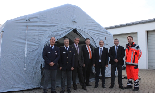 Durch eine Spende der Volksbank Nordharz eG konnte der DRK-Kreisverband Goslar nun ein aufblasbares Zelt erwerben.  Stefan Meffert, Axel Müller (DRK),  Dirk Leide und Frank Peters (Volksbank), Joachim Probst (DRK), Frank Dreßler (Landkreis) und Notarzt Dr. Tobias Steffen bei der Übergabe des Zeltes. Fotos: Anke Donner