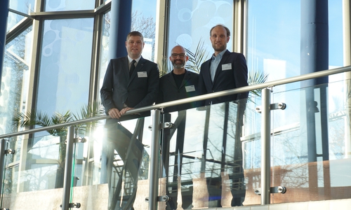  Christoph Kaufmann (Abteilungsleiter Tourismusvertrieb der WMG), Holger Sigmund (Servus Tourismuspartner OG) und Jens Hofschröer (Geschäftsführer der WMG). Foto: Wolfsburg Wirtschaft und Marketing GmbH