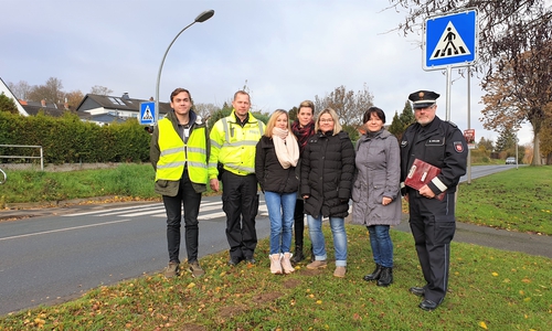Von links: Markus Müller bespricht das Fazit der Kontrollwoche mit den Müttern Irene Radke,
Nadine Seiboth, Nicole Hagemann und Tamara Paluch. Mit dabei und gut sichtbar durch Signalfarben Henning Stremmel und Schülerpraktikant Tom Kinscher. Fotos: Polizei 

