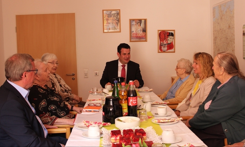 Der Bundestagsabgeordnete Hubertus Heil (SPD) war zu Gast im AWO-Heim im Vechelde. Fotos: Frederick Becker