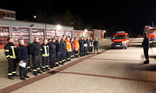 Sammeln vor der nächtlichen Abfahrt. Die Kameraden sind für den Einsatz bereit. Fotos: Feuerwehr