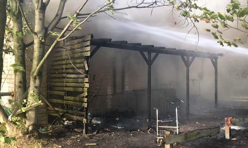 Am Dienstag hatte ein Heizkraftwerk der Diakonie in Kästorf gebrannt. Der Wind fachte die Flammen immer wieder an. Foto: aktuell24/BM