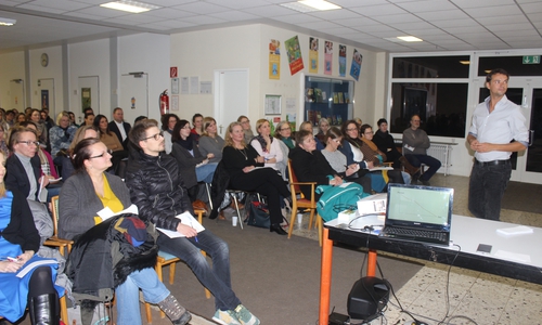 An der Grundschule Am Geitelplatz fand am Dienstagabend ein Vortrag zum Thema "Das Lernen lernen" statt. Fotos: Anke Donner