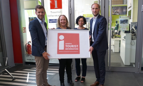 Dennis Weilmann (Geschäftsführer der WMG), Susanne Große-Freese (Mitarbeiterin der Tourist-Information), Ulrike Ding (Mitarbeiterin der Tourist-Information) und Jens Hofschröer (Geschäftsführer der WMG) (v. li.). Foto: WMG