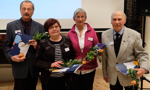 Das Bild zeigt (von links) Eckehardt und Jutta Hubitschka, Inge Schuster und Hans-Joachim Geyer. Die Eheleute Hubitschka und Hans-Joachim Geyer wurden für ihre bereits 45-jährige Tätigkeit für die Kvhs geehrt. Inge Schuster bringt es bereits auf beachtliche 40 Jahre. Foto: Landkreis Goslar