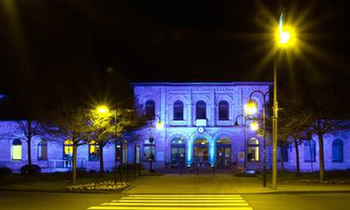 In farbiges Licht getaucht präsentiert sich der Helmstedter Bahnhof kürzlich während einer privaten Feier. Foto: Jonathan Flatt