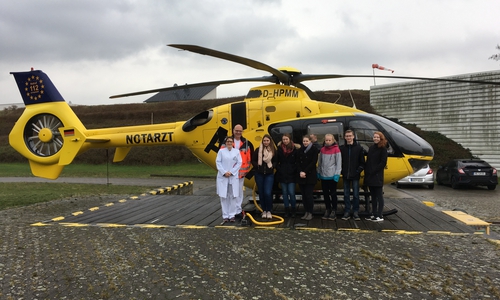 Highlight: Dr. Ansgar Dallmöller zeigte den Schülern den Rettungshubschrauber. Foto: Julia Seidel