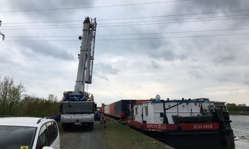 Mit einem Kran soll das gesunkene Boot geborgen werden. Fotos und Video: aktuell24/Kr