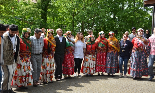 Kurdische Volkstanzgruppe tanzte beim Fest der Begegnung mit Besuchern. Foto: Privat