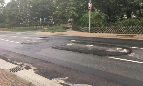 Der Wagen musste abgeschleppt werden. Die Frau kam ins Krankenhaus. Symbolfoto: Dontscheff