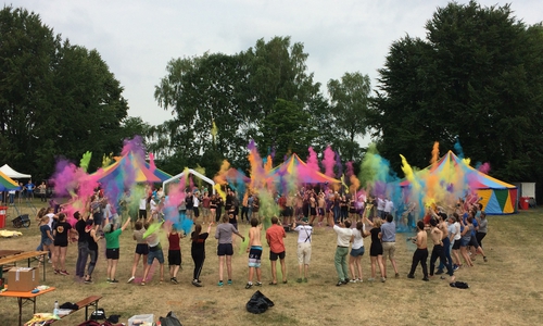 Ein Gottesdienst voller Farben. Foto: Landeskirche Braunschweig