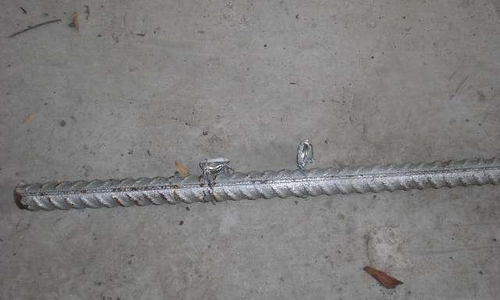 Auch eine Eisenstange kam zum Einsatz. Symbolfoto: Polizei