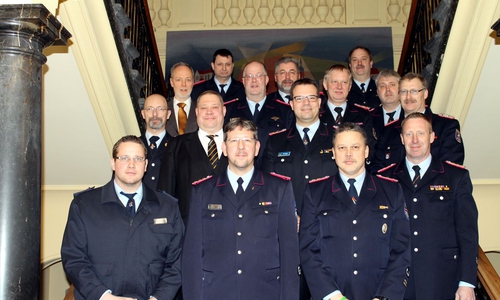 Vorne v.l.: Marc Blumenberg, Christian Kahl, Mark Wesemann und Stefan Müller, 2. Reihe v.l.: Mike Cohn, Bürgermeister Wittich Schobert, Nils Sage, Matthias Müller, 3. Reihe v.l.: Erster Stadtrat Henning Konrad Otto, Michael Kauth, Karsten Dierking, Peter Altrock, 4. Reihe v.l.: Michael Kutscher, Friedrich-Wilhelm Bebenroth, Carsten Kirschke. Foto: Stadt Helmstedt