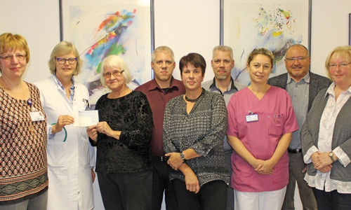 Mary Angerstein (Palliativkraft), Palliativmedizinerin Dr. Mechthild Altenhoff, Gisela Nitsch, Mario Nitsch, Carmen Wiesner, Marco Nitsch, Bettina Häger (Stationsleiterin), Ralf Harmel (Pflegedirektor) und Monika Reinke (Palliativkraft). (v. li.). Foto: Städtisches Klinikum