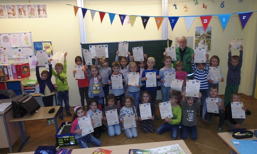 Übergabe der Fußgängerdiplome an die Klasse 2a. Fotos: Verkehrswacht