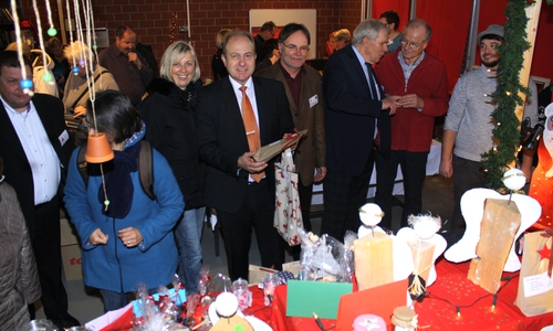 Viele Geschenkartikel und Gestecke laden beim vorweihnachtlichen Basar wieder zum Stöbern ein. Foto: Lebenshilfe
