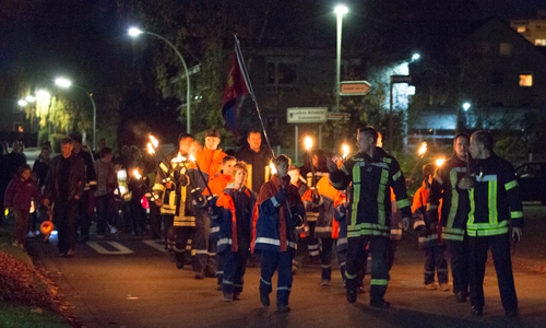 Angeführt wurde der Laternenumzug von den Kindern der Jugendfeuerwehr. Fotos: Werner Heise