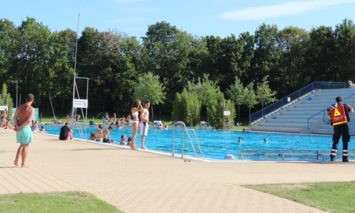 Bekommt das Raffteichbad wieder eine Traglufthalle? Die meisten Ratsfraktionen sehen keine Chance. Foto: Robert Braumann