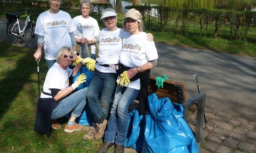 Auch Mitglieder des Vereins Jahreszeiten beteiligten sich an der
Stadtputzaktion und sammelten im Bereich des östlichen Stadtgrabens. Foto: Verein Jahreszeiten e.V.
