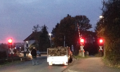 Hinter dem Bahnübergang in Fahrrichtung Groß Stöckheim staute sich am vergangenen Dienstag der Verkehr. Foto: Privat