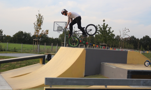 Der neue Kinder- und Jugendplatz wurde eröffnet. Da zeigten auch die Profis von ‚Bikestation‘ ihr Können. Foto: Robert Braumann