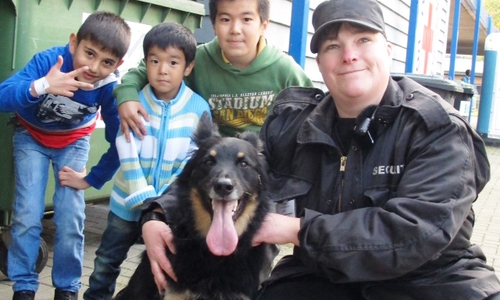  Der Wachhund der Sicherheitsleute wurde von den Kindern erobert und diene seitdem als Therapiehund.