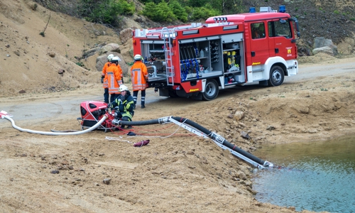 Die Kreisfeuerwehrbereitschaft West hatte den Auftrag, eine Wasserversorgung von einem Kieswerk zu einem brennenden Gebäude aufzubauen. Fotos: Tobias Paschwitz